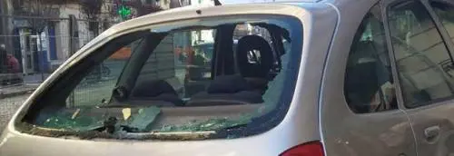 Petardo contro auto in corsa, sfiorata la tragedia a Porta Capuana