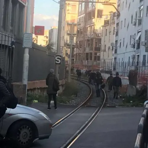 Treno Circumvesuviana in avaria, passeggeri di nuovo a piedi sui binari