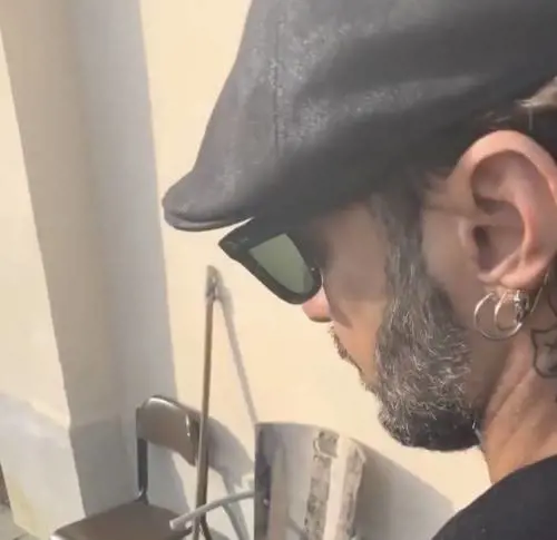 Fabrizio Corona cambia look e torna sui social