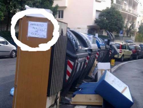 "Abbiamo Napoli ai Parioli": è polemica per il cartello apparso tra l’immondizia di Roma