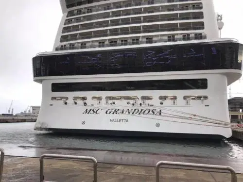 Palermo, la nave da crociera contro le barriere 