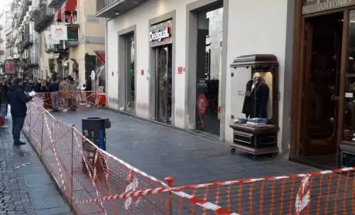 Paura a via Toledo, piovono calcinacci sui turisti