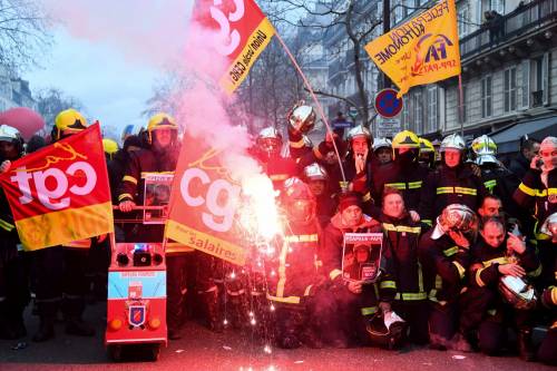 L'inverno bollente di Macron: gli scioperi inchiodano Parigi
