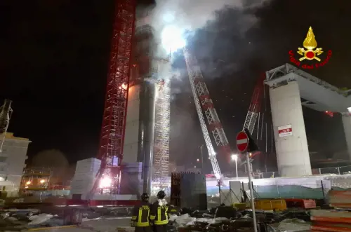 Genova, incendio nel cantiere del ponte Morandi: a fuoco la pila 13