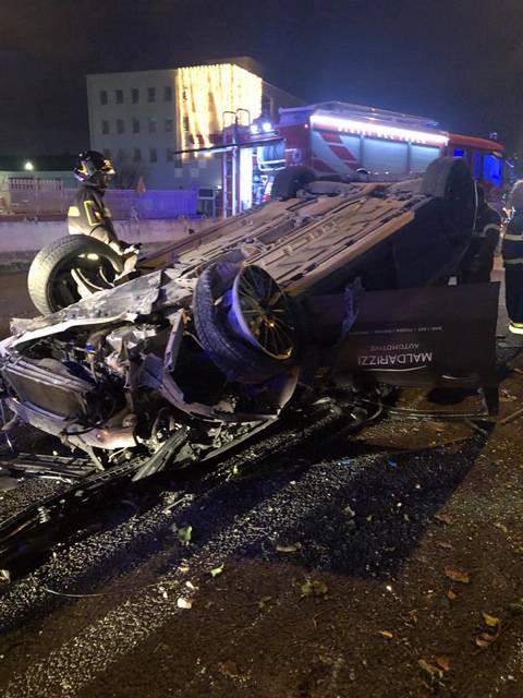 Un incidente per Uccio De Santis: l'auto si ribalta prima dello show