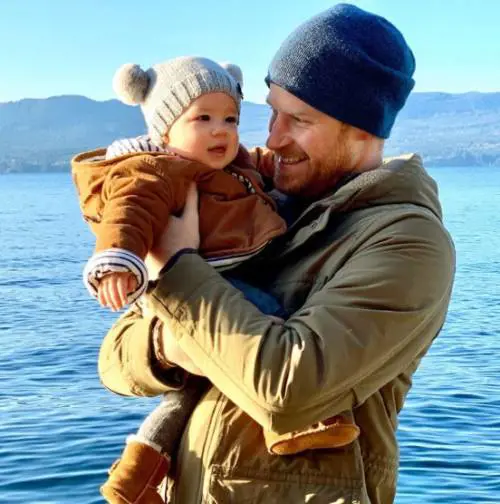 Harry e Meghan denunciano i paparazzi per le foto rubate del figlio