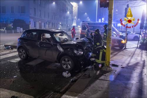 Pauroso incidente stradale a Milano: l'auto "vola" per 2 metri
