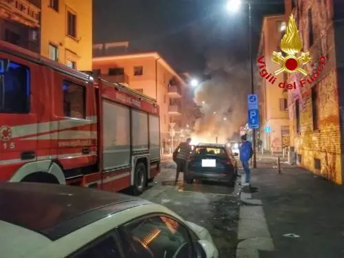 Vigili del fuoco accerchiati mentre spengono un rogo