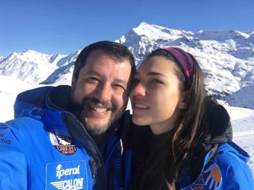 Capodanno sulla neve per Salvini. Tra selfie, fidanzata e figlia