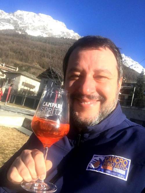 Matteo Salvini ha festeggiato il nuovo anno tra selfie, figlia e fidanzata