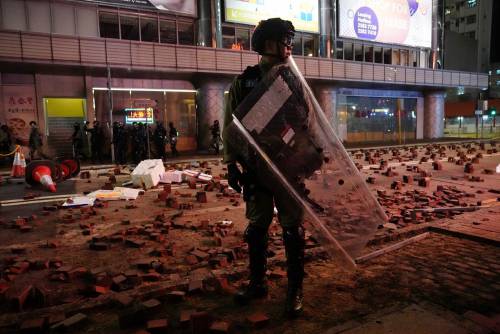 Hong Kong, scontri e violenze nella marcia di Capodanno