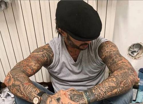 Frase choc contro Fabrizio Corona sui social: "Prega che non ti ammazzino il figlio"