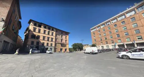 Siena, vuole salire sul taxi: nigeriano prende a pugni ragazza