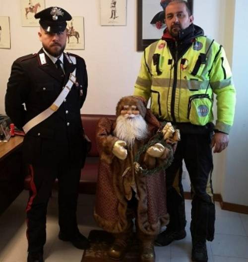 Rubano statua di Babbo Natale: sei giovani denunciati