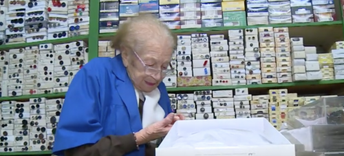 La commerciante di 100 anni: "Lavoro finché non dovrò avere il pos"