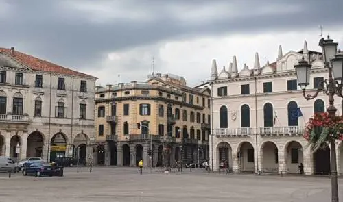 "Niente bimbi al cenone": scoppia la bufera a Padova