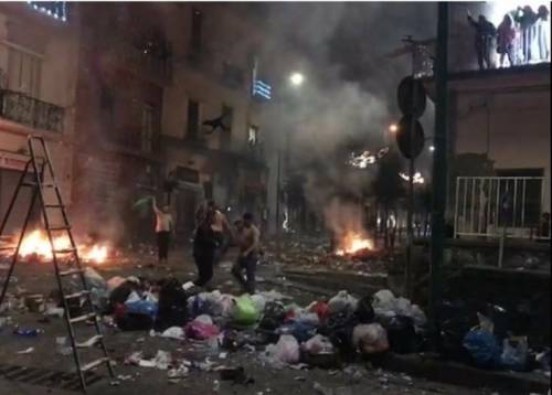Incendiano la piazza con i petardi: scene di guerra a Torre del Greco