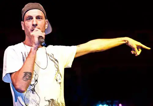 "In nome della canna". E il rapper Clementino finisce indagato