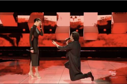Colpo di scena a "All Together Now": Vittorio Grigolo si inginocchia e chiede la mano della fidanzata