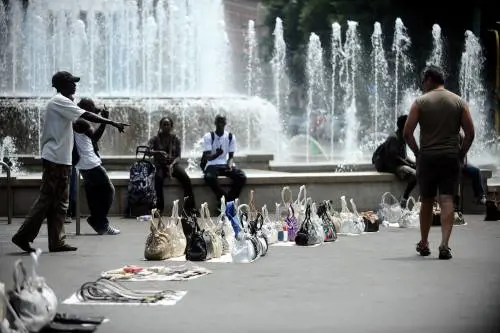 In Duomo stretta dei ghisa sugli abusivi e i clochard