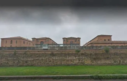 Forlì, detenuto nigeriano tenta di strangolare un agente