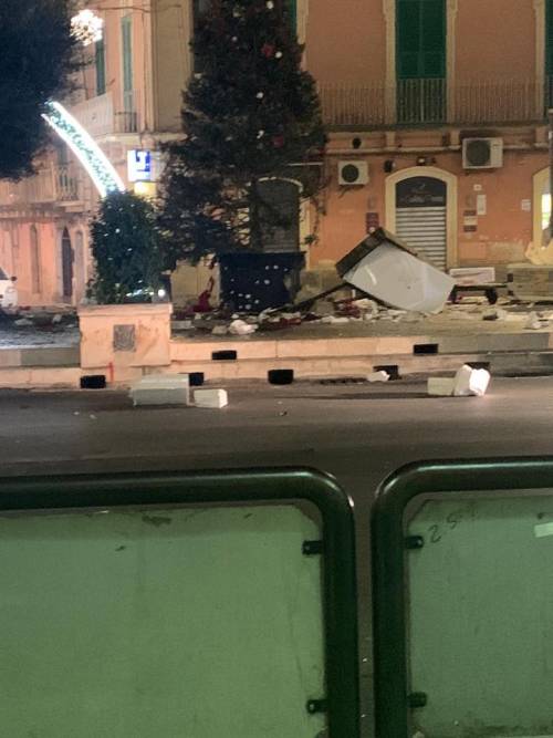 Gravina in Puglia, bomba sotto l'albero di Natale in piazza