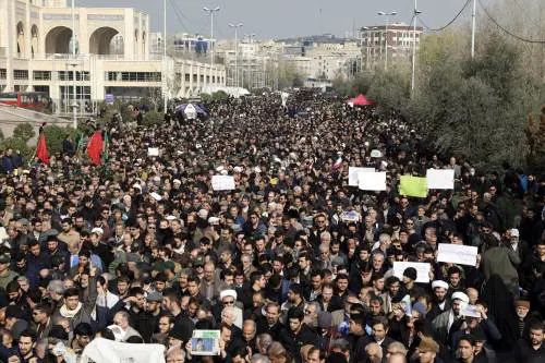 Iran, centinaia di migliaia di persone in piazza: “Vendetta”