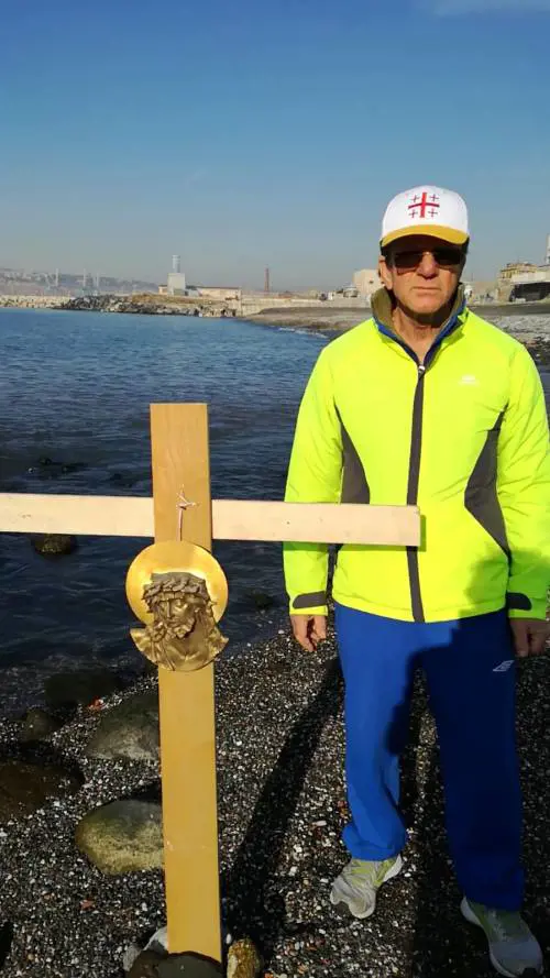 Mare rosso a Napoli, sulla spiaggia il crocifisso dei comitati: “Istituzioni assenti, ci salvi il Messia”