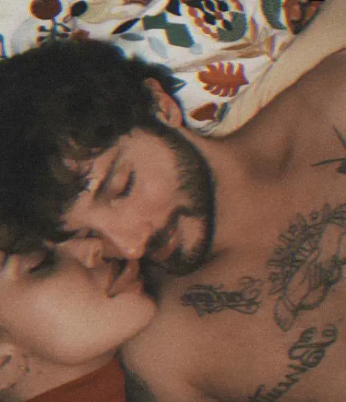 L’intimità social di Belen e De Martino non piace ai fan, l’argentina replica: “Guardone!”