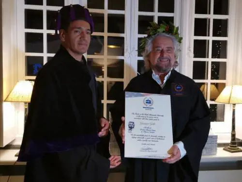 La patacca del dottor Grillo: quella laurea tutta da ridere