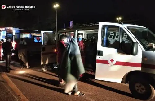 Lecce, all'alba sbarco di migranti: tra loro due bambini
