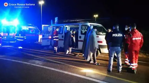 Lecce, migranti soccorsi dalla croce rossa