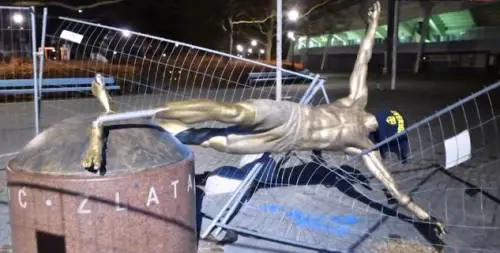 Malmo, abbattuta la statua di Ibrahimovic