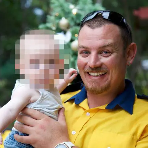 Il bimbo con il ciuccio con la medaglia del papà commuove l'Australia