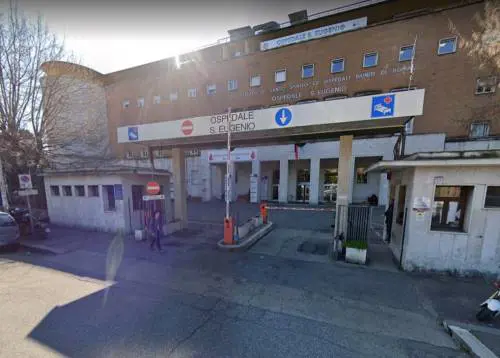 La serata al bar con gli amici, poi si dà fuoco in strada