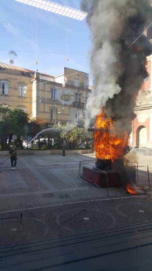 Incendiata statua di Babbo Natale nella piazza centrale di Frattamaggiore