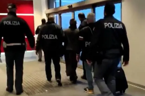 Espulso imam radicale, ma la moglie lo difende: "Tanto lo riporterò qui"