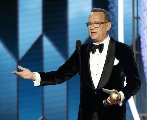 Tom Hanks ritira il premio alla carriera ai Golden Globes e si commuove: "Il merito è della mia famiglia"