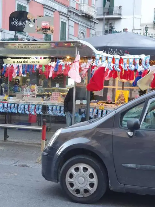 La pensilina dell’autobus di linea diventa bancarella per le calze della Befana