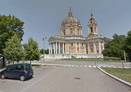 Torino, sinti colti a rubare nelle auto tentano di investire militare