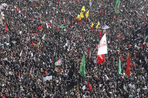 Teheran, milioni di persone ai funerali di Soleimani