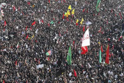 Teheran, milioni di persone ai funerali di Soleimani