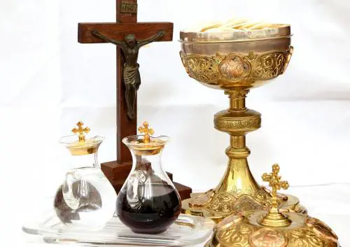 La Chiesa in "rosso": dimezzate le offerte dei fedeli