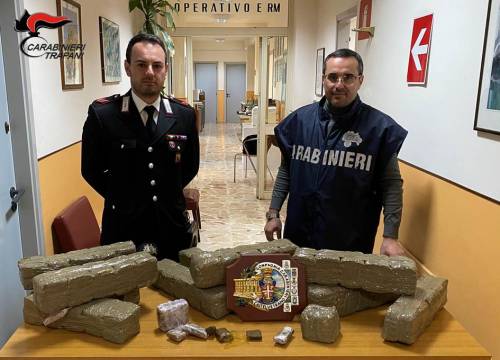 "C'è un pacco sospetto in spiaggia": e dentro i carabinieri ci trovano la droga
