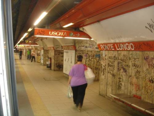 Tragedia sulla metro A: donna sotto un treno a Ponte Lungo