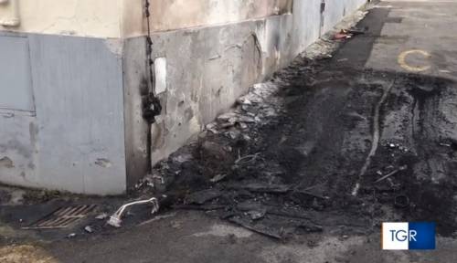 Molotov distrugge auto dei carabinieri nell'Aretino