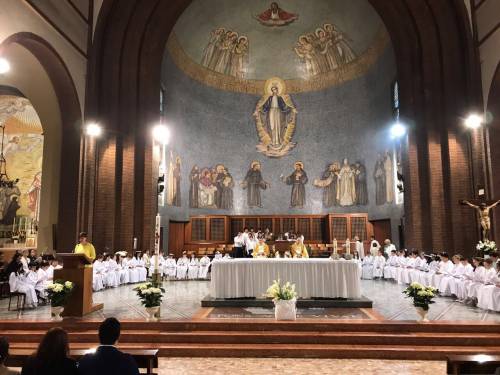 Sale sull'altare e bestemmia: immigrato scatena il panico in chiesa a Milano