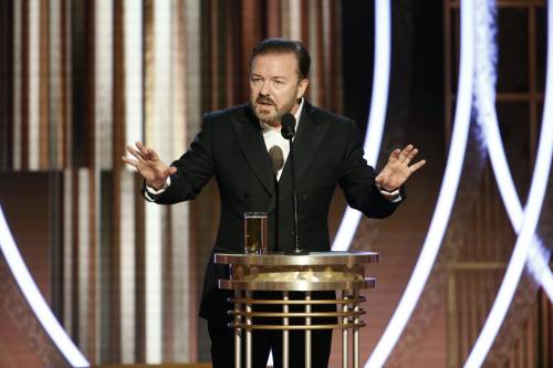 Ricky Gervais umilia Hollywood ai Golden Globe: ​"Voi direste sì anche all'Isis"