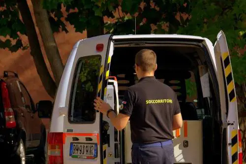 Lancio di oggetti contro ambulanza: sesta aggressione a medici in poche ore a 