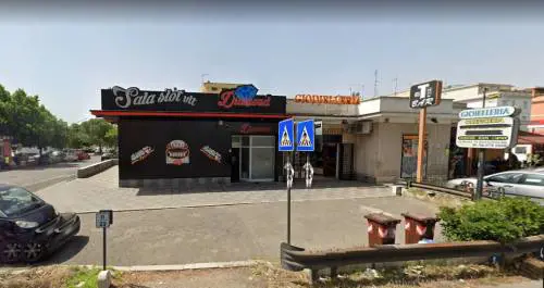 Armati di una mazza da hockey rapinano la sala slot